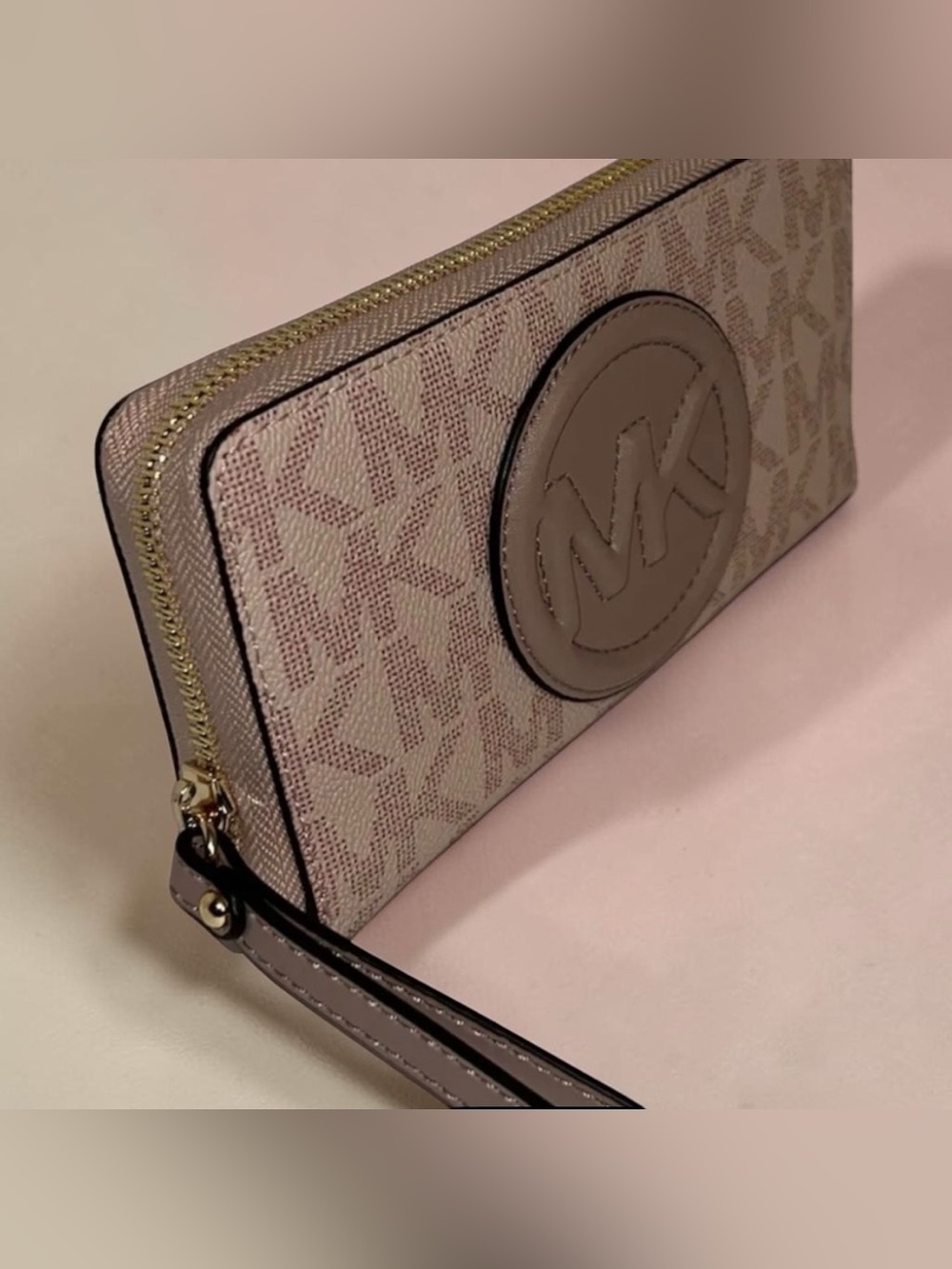 New MICHAEL KORS BRYNN
LARGE FLAT MF PHONE CASE BALLET
WALLET